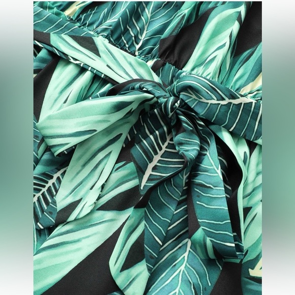 BloomChic Plus size Tropical Print Knotted Pocket Ruffles Belted Halter Dress - Picture 5 of 8